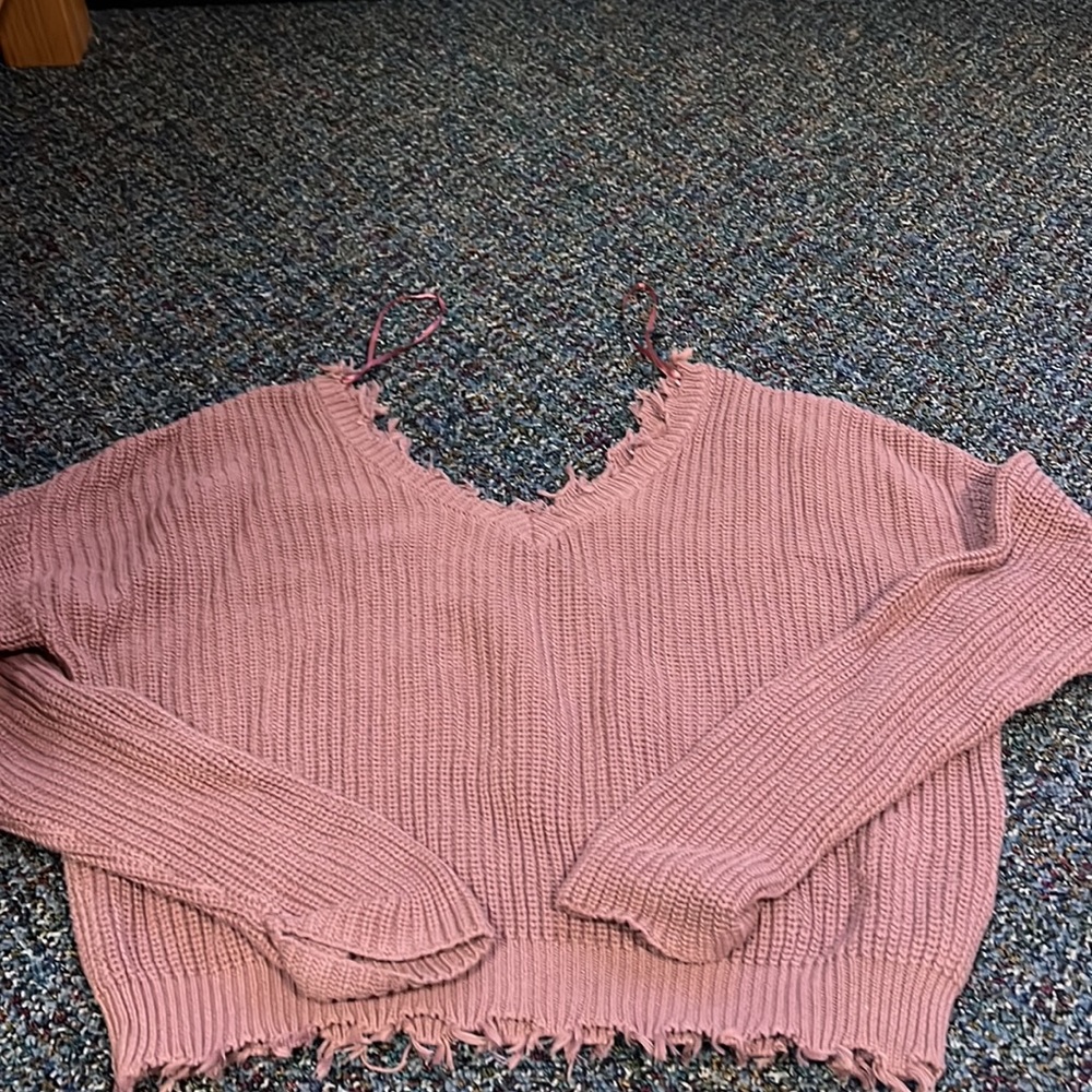 Moon & Madison frayed v-neck dusty rose sweater. Size M.